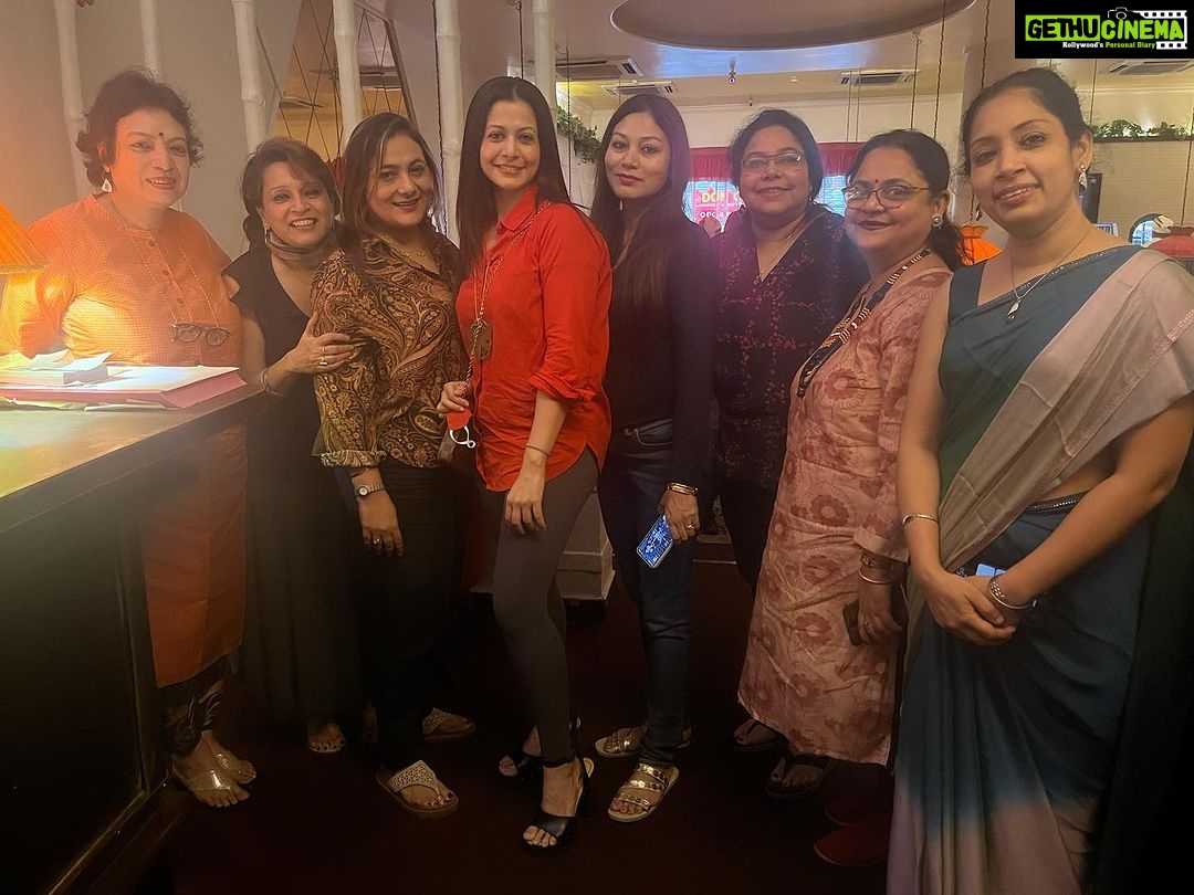 Koel Mallick Instagram - As the bunch of sisters gorged on a sumptuous lunch , treated by our dear brothers for Bhaiphota !!!!💃💕 #familybonding #love #happiness #bhaifota #blessings #