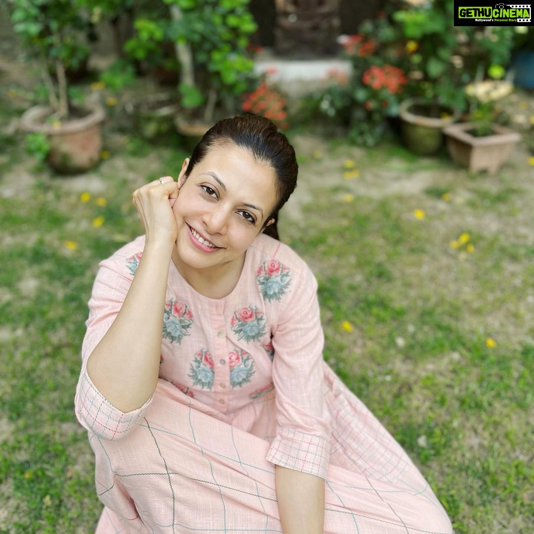 Koel Mallick Instagram - Immersing in nature…🌿🌱🍀☘️🍃💚 #naturelover #home #positivevibes #love #koelকথা