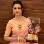 Koel Mallick Instagram - মহান ভাষাদিবসে সেন্ট জেভিয়ার্স আয়োজিত "দশভূজা বাঙালি"র মতো অনন্য সম্মান পেয়ে আমি অভিভূত এবং কৃতজ্ঞ। 🙏