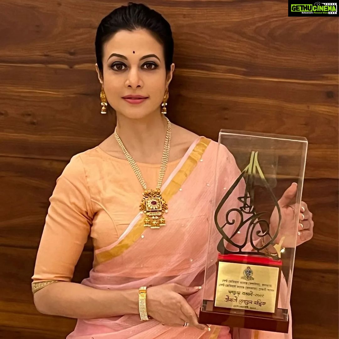 Koel Mallick Instagram - মহান ভাষাদিবসে সেন্ট জেভিয়ার্স আয়োজিত "দশভূজা বাঙালি"র মতো অনন্য সম্মান পেয়ে আমি অভিভূত এবং কৃতজ্ঞ। 🙏