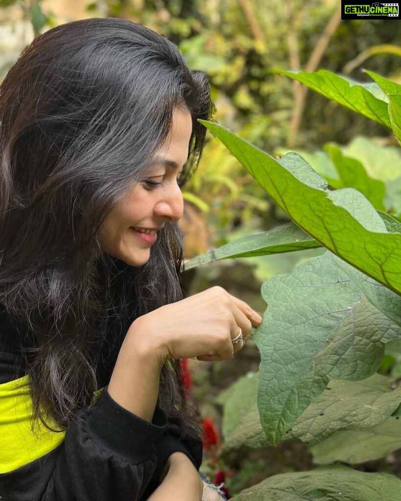 Koel Mallick Instagram - “If you look the right way , you can see the whole world is a garden.” -Frances Hodgson Burnett #happiness #love #positivevibes 💕