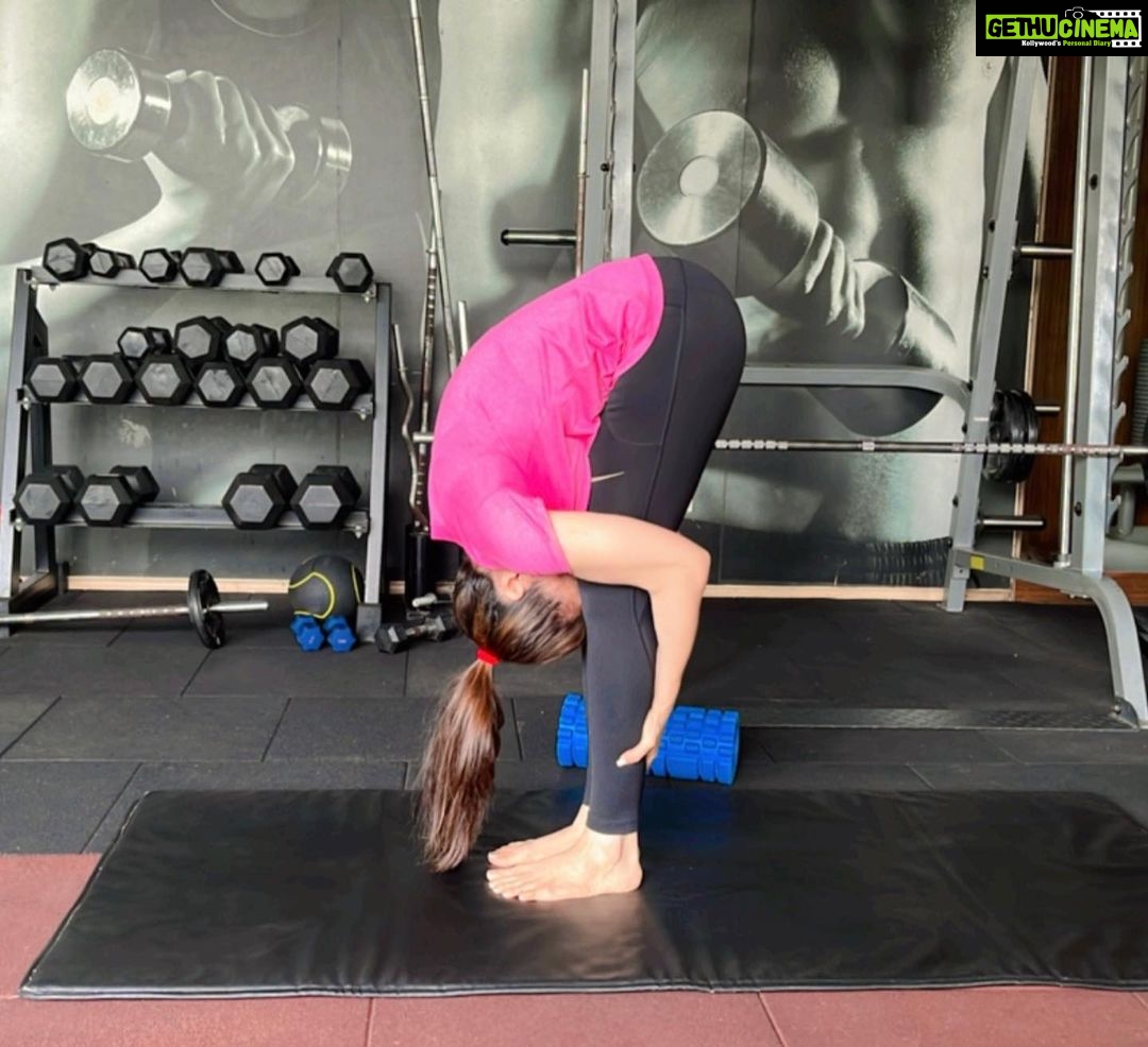 Koel Mallick Instagram - Over the years I have realised the importance of warm ups & stretching before a gym session! So off we go with a mid week motivation! Stay fit...stay happy! ππππ #fitnessmotivation #happiness #love #positivevibes #koelΰ¦ΰ¦₯ΰ¦Ύ