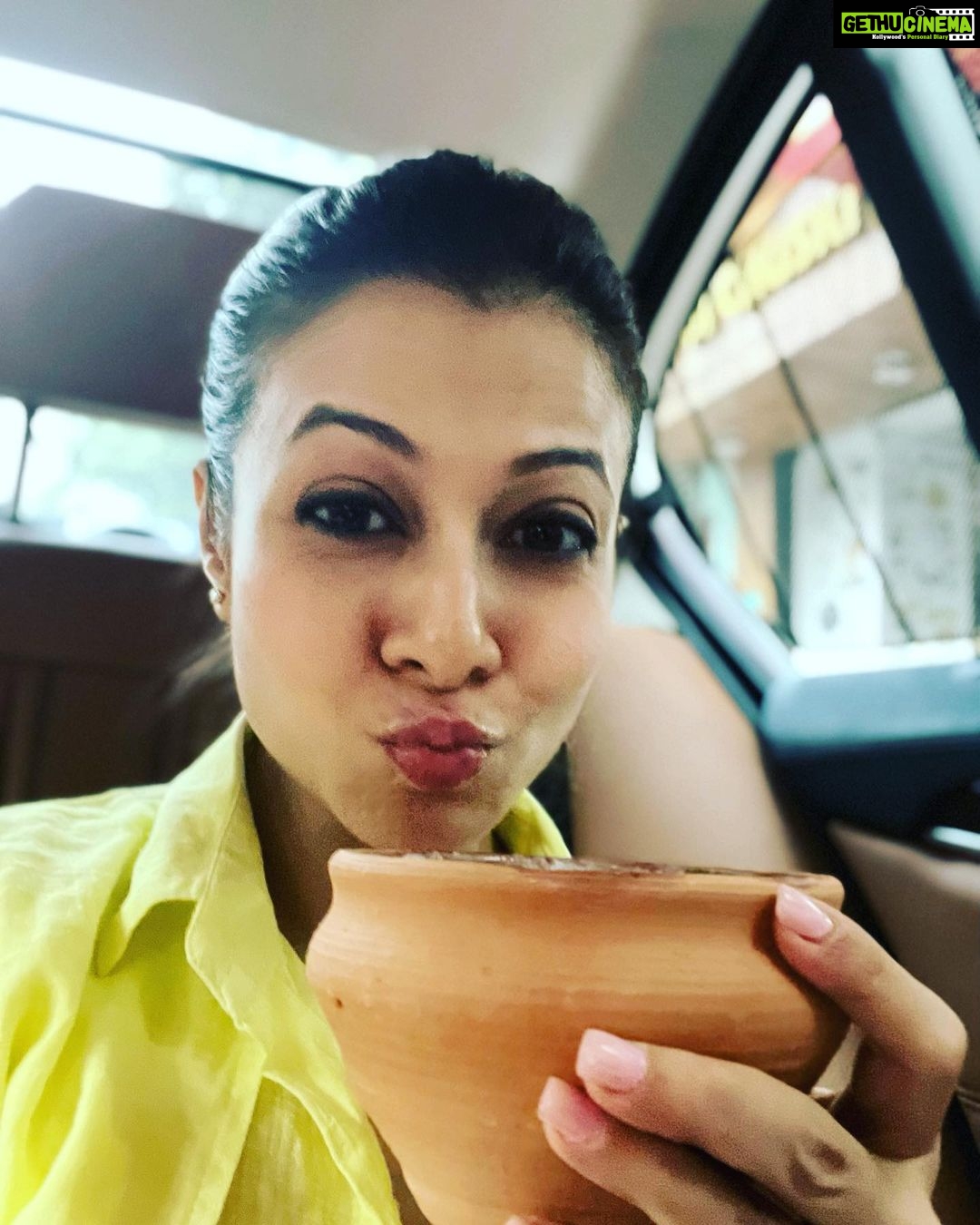 Koel Mallick Instagram - Rubbing off my milk moustache my Sunday gets sunnier with a phataphati lassi with a thick layer of malaiiiii which I invariably ask them to double up🤩💃😋😙😜 #sunday #sundayfunday #happiness #koelকথা