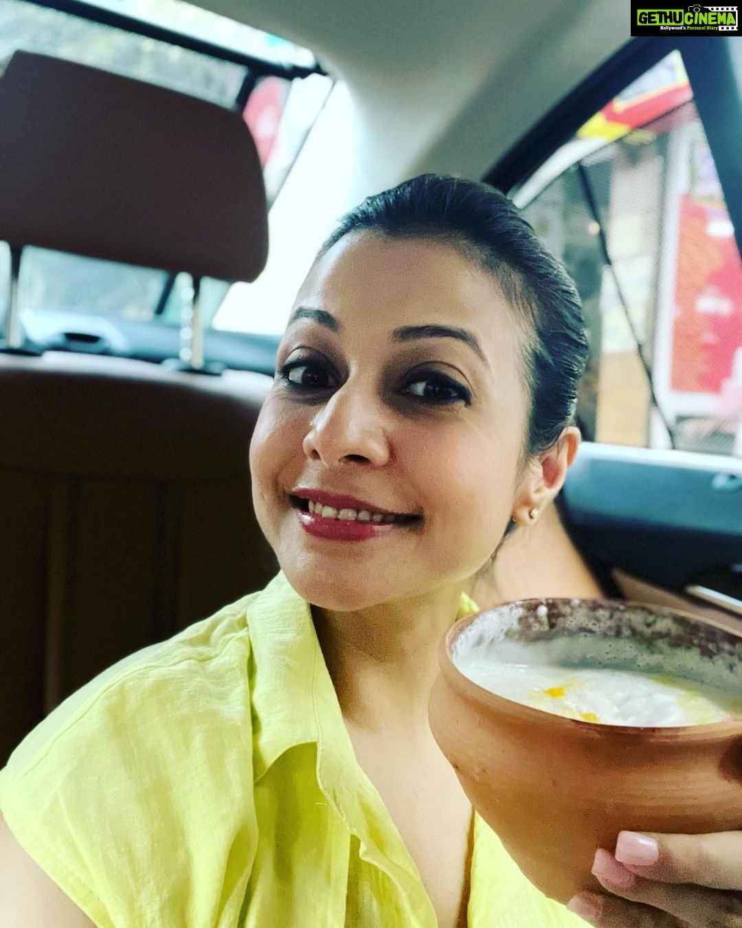 Koel Mallick Instagram - Rubbing off my milk moustache my Sunday gets sunnier with a phataphati lassi with a thick layer of malaiiiii which I invariably ask them to double up🤩💃😋😙😜 #sunday #sundayfunday #happiness #koelকথা