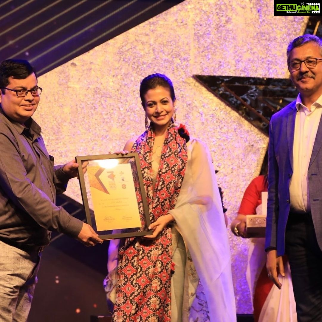Koel Mallick Instagram - Honoured & humbled to be receiving the ‘Pride of Bengal Award’ from Young Leaders Forum,ICC…thanks to all for the love & blessings, that makes my journey all the more fulfilling!🙏 #gratitude #happiness #life #positivity 😇💕