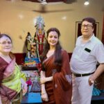 Koel Mallick Instagram - অন্নপূর্ণা পুজোর শুভেচ্ছা সবাইকে! #puja #family #koelকথা Bhawanipore Mallick Bari