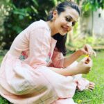 Koel Mallick Instagram - Immersing in nature…🌿🌱🍀☘️🍃💚 #naturelover #home #positivevibes #love #koelকথা