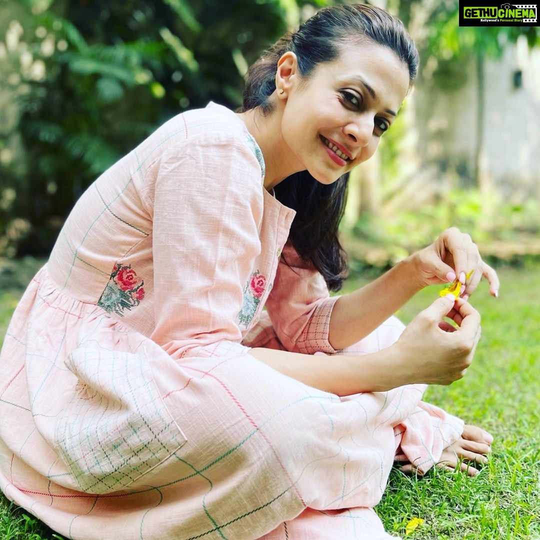 Koel Mallick Instagram - Immersing in nature…🌿🌱🍀☘️🍃💚 #naturelover #home #positivevibes #love #koelকথা
