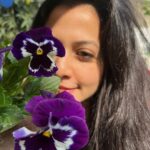 Koel Mallick Instagram - “If you look the right way , you can see the whole world is a garden.” -Frances Hodgson Burnett #happiness #love #positivevibes 💕