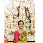 Koel Mallick Instagram - Adda, laughter, giggles & much more …. 😇 #photodump #Pujo2023 #thispuja #madurga🙏 #blessings #love Bhawanipore Mallick Bari