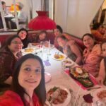 Koel Mallick Instagram - As the bunch of sisters gorged on a sumptuous lunch , treated by our dear brothers for Bhaiphota !!!!💃💕 #familybonding #love #happiness #bhaifota #blessings #