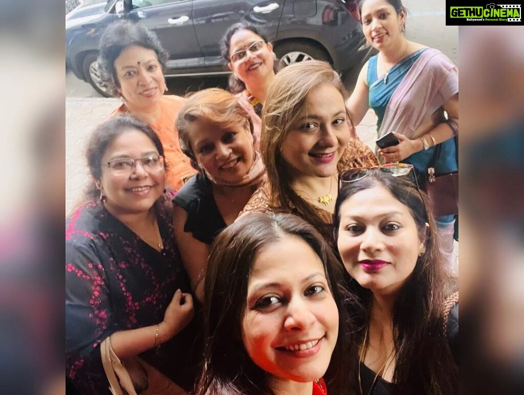 Koel Mallick Instagram - As the bunch of sisters gorged on a sumptuous lunch , treated by our dear brothers for Bhaiphota !!!!💃💕 #familybonding #love #happiness #bhaifota #blessings #