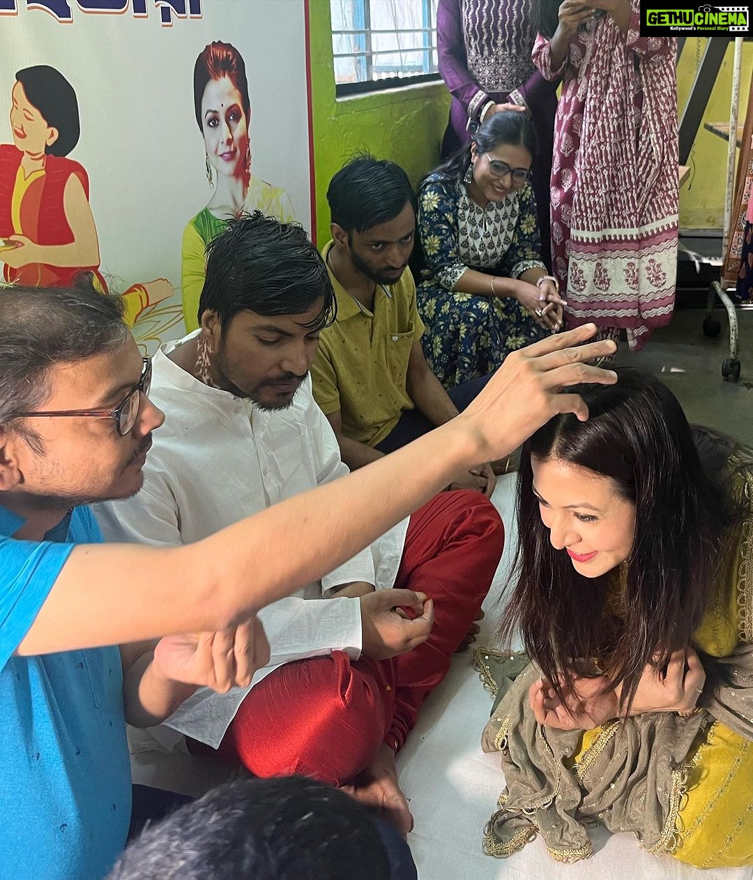 Koel Mallick Instagram - Its been a very special day, celebrating Bhaiphota with my specially abled brothers of Marudyan shelter… Wishing everyone absolute well-being….love happiness & peace 😇 @iswarsankalpango #bhaifota #love #bonding #blessing