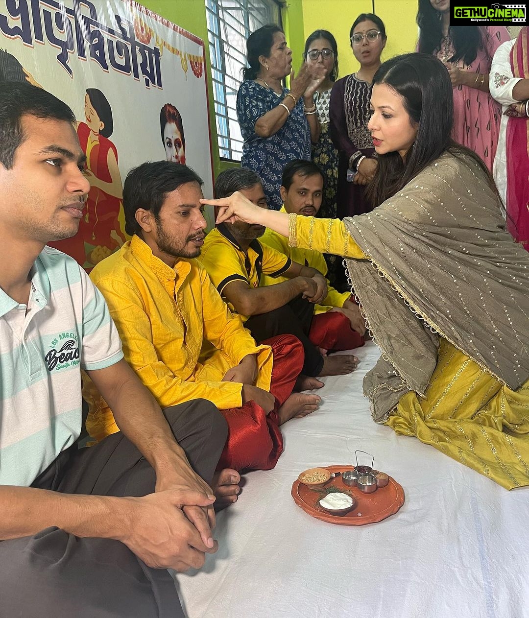 Koel Mallick Instagram - Its been a very special day, celebrating Bhaiphota with my specially abled brothers of Marudyan shelter… Wishing everyone absolute well-being….love happiness & peace 😇 @iswarsankalpango #bhaifota #love #bonding #blessing