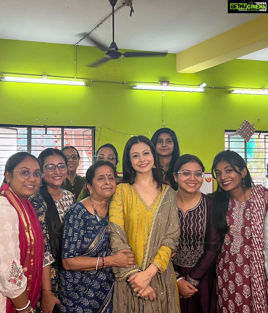 Koel Mallick Instagram - Its been a very special day, celebrating Bhaiphota with my specially abled brothers of Marudyan shelter… Wishing everyone absolute well-being….love happiness & peace 😇 @iswarsankalpango #bhaifota #love #bonding #blessing