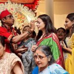 Koel Mallick Instagram - Adda, laughter, giggles & much more …. 😇 #photodump #Pujo2023 #thispuja #madurga🙏 #blessings #love Bhawanipore Mallick Bari