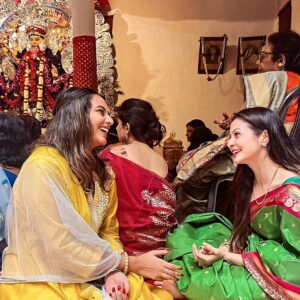 Koel Mallick Instagram - Adda, laughter, giggles & much more …. 😇 #photodump #Pujo2023 #thispuja #madurga🙏 #blessings #love Bhawanipore Mallick Bari