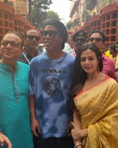 Koel Mallick Instagram - When Ronaldinho meets Mitinmashi….❤️
#jongolemitinmashi #love #ecology #jungle #cinema #happiness #life #pujo2023 #thispuja