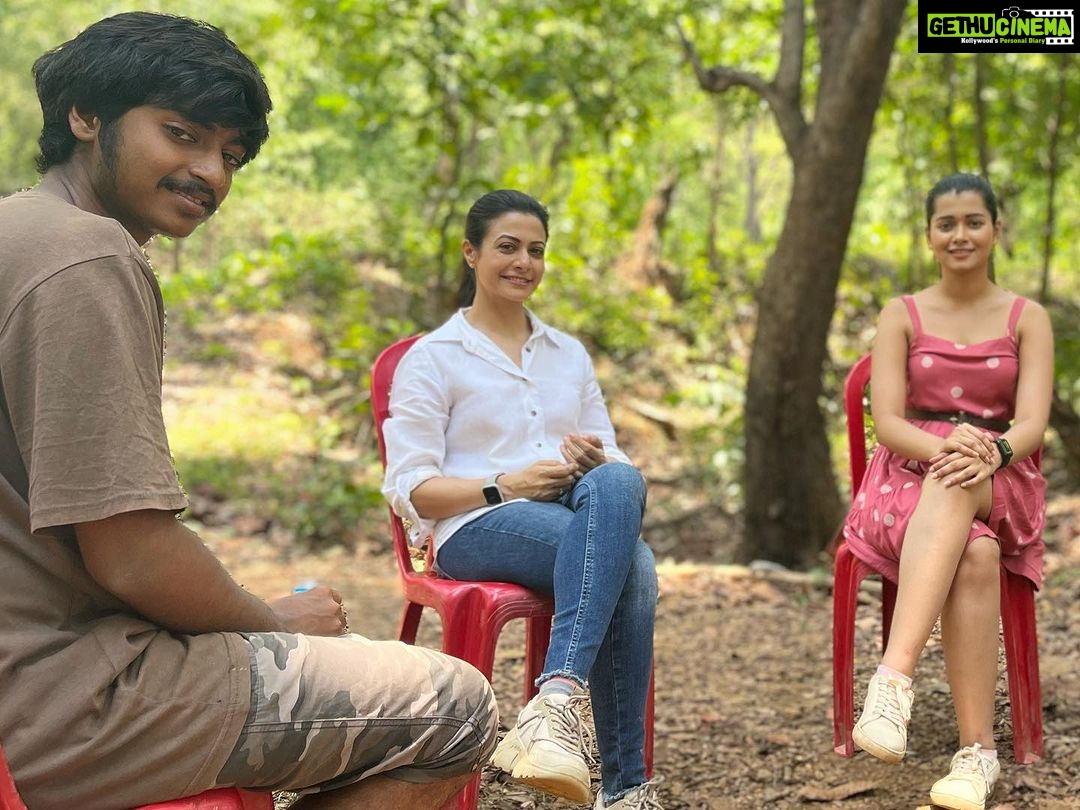 Koel Mallick Instagram - Real moments from the reel life of #jongolemitinmashi #pujo2023 #thispuja #wildlife #ecology 🐘✌️ Saranda forest