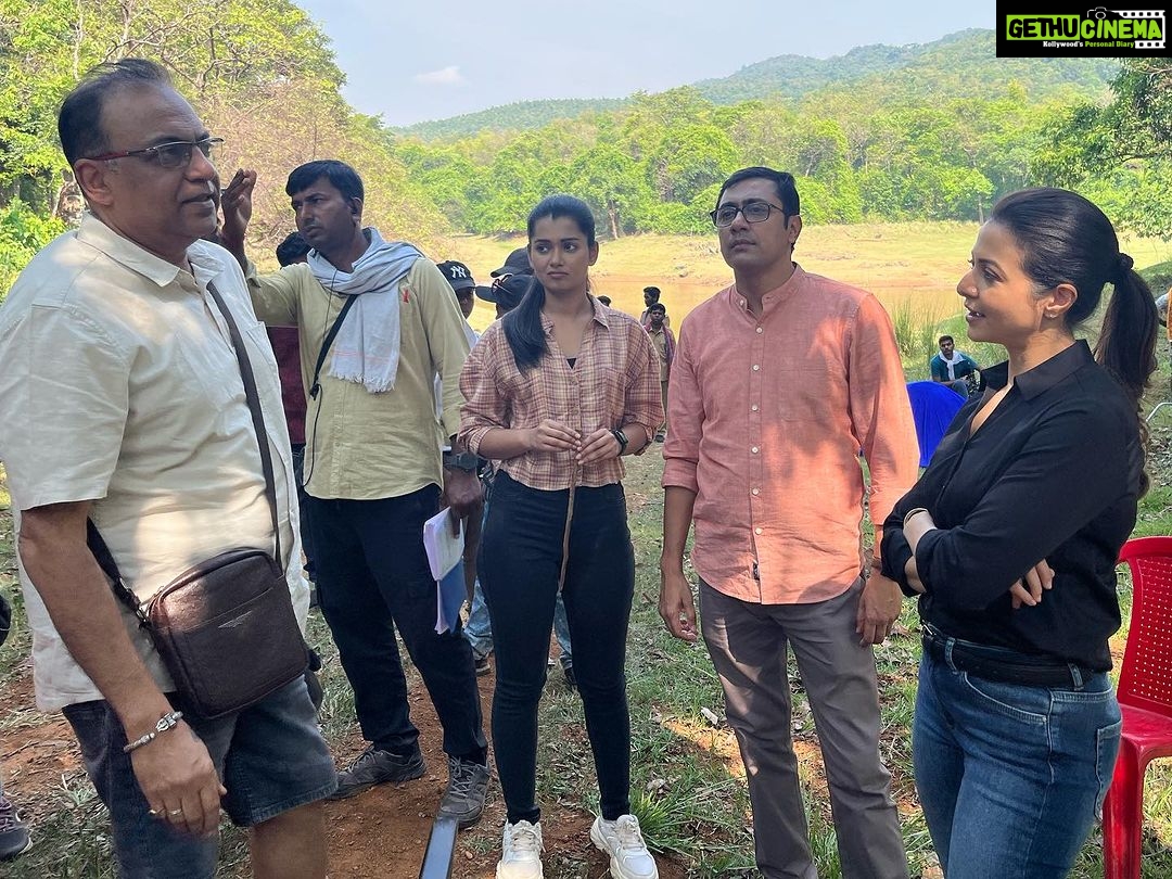 Koel Mallick Instagram - Real moments from the reel life of #jongolemitinmashi #pujo2023 #thispuja #wildlife #ecology 🐘✌️ Saranda forest