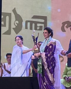 Koel Mallick Instagram - 🙏Elated to be receiving Mahanayak Samman from our honourable Chief Minister @mamataofficial 
#award #blessings #audience #love 🫶