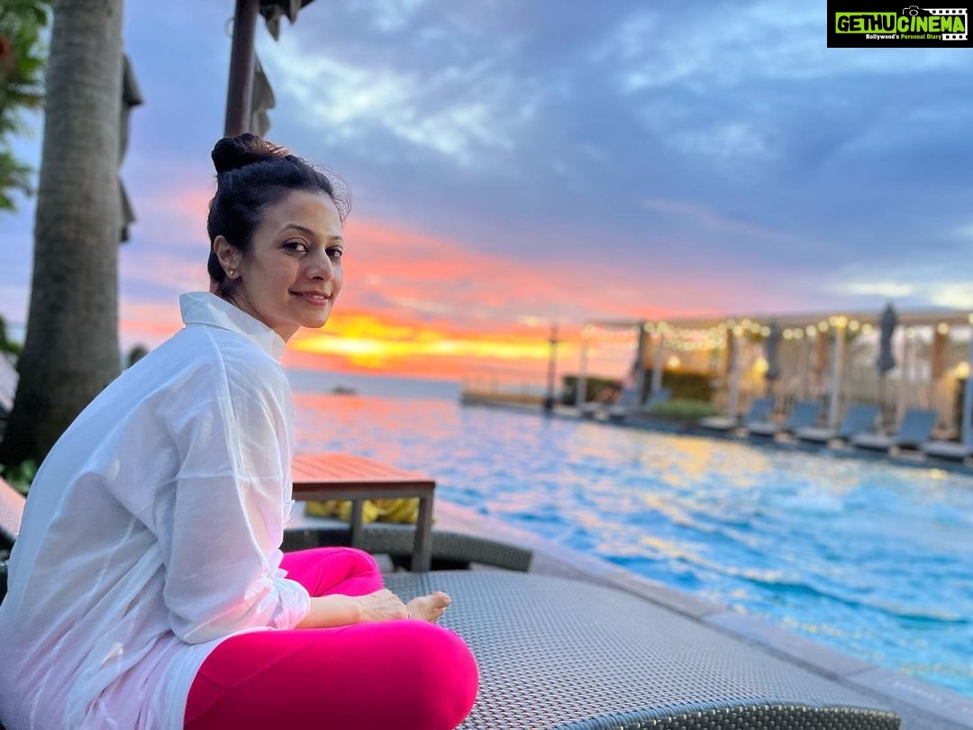 Koel Mallick Instagram - The sunset hangs on a cloud! #nature #beauty #love #sunset #koelকথা 🫶