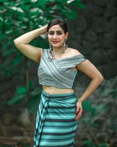 Komal Sharma Instagram - Amalgamating high spirits with stunning presence brings up the ethereal beauty
Pro - @a._john_pro 
Captured by- @sureshsuguphotography 
#komalsharma #actress #shoot #bollywoodactress #saree