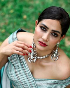 Komal Sharma Instagram - Amalgamating high spirits with stunning presence brings up the ethereal beauty
Pro - @a._john_pro 
Captured by- @sureshsuguphotography 
#komalsharma #actress #shoot #bollywoodactress #saree