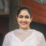 Komal Sharma Instagram - The best and most beautiful things in the world cannot be seen or even touched. They must be felt with the heart. I feel so lucky to celebrate my birthday with such beautifully abled souls at satyamev jayate trust for blind ,thank you for making my day @a._john_pro all possible because of ur effort,my sincere thanks to @gokul___chand @figen_cinemas for all ur support 😃🙏🏻 #komalsharma #komalsharmabirthday #blessedlife #blindisbeautiful