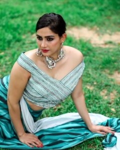 Komal Sharma Instagram - Amalgamating high spirits with stunning presence brings up the ethereal beauty
Pro - @a._john_pro 
Captured by- @sureshsuguphotography 
#komalsharma #actress #shoot #bollywoodactress #saree