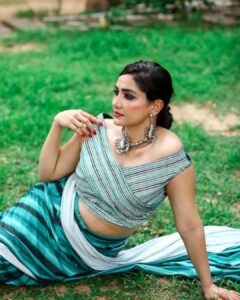 Komal Sharma Instagram - Amalgamating high spirits with stunning presence brings up the ethereal beauty
Pro - @a._john_pro 
Captured by- @sureshsuguphotography 
#komalsharma #actress #shoot #bollywoodactress #saree