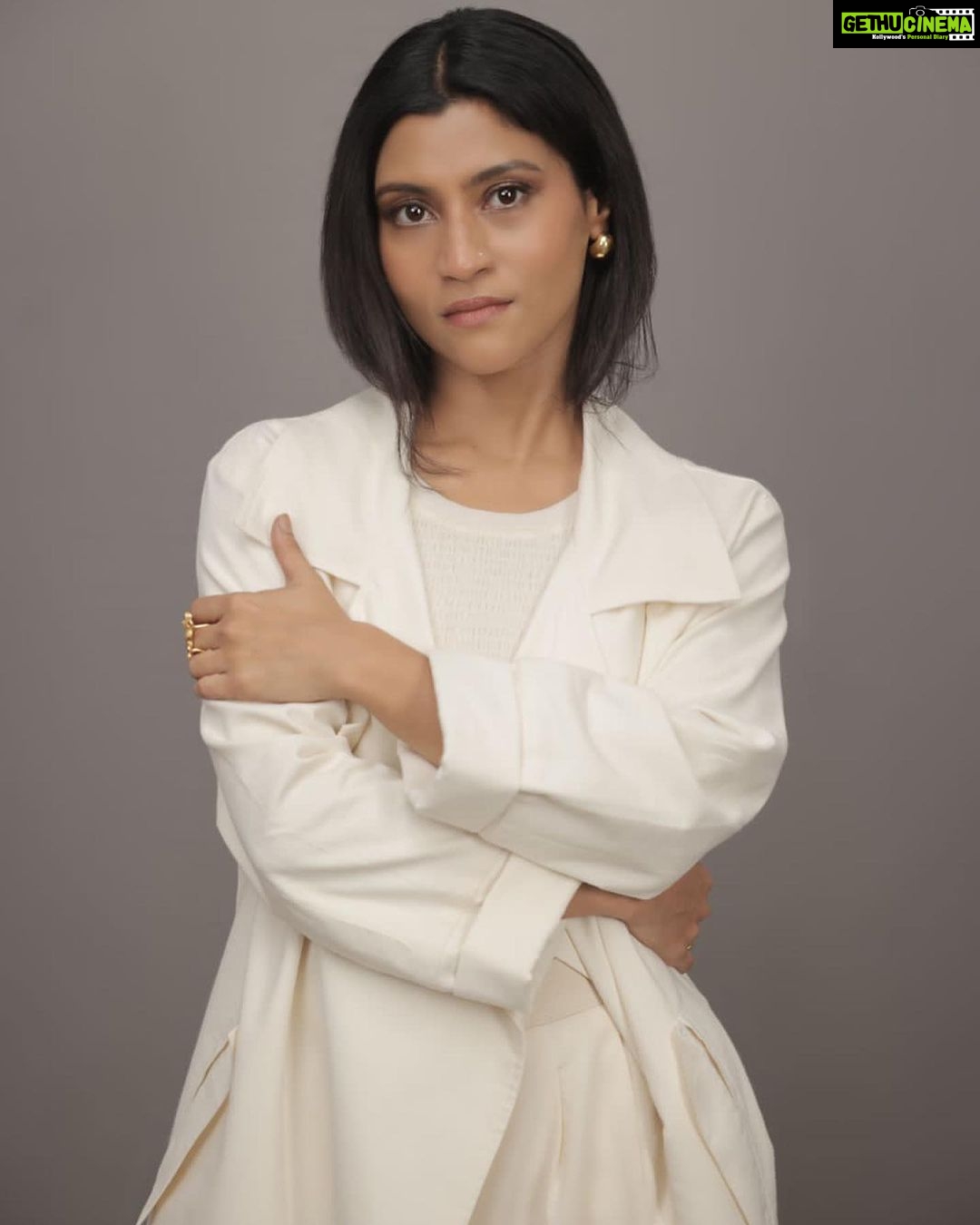 Konkona Sen Sharma Instagram - Have you watched Mumbai Diaries 2 on @primevideoin ? Outfit: @stylemati Jewellery: @ishhaara @shopanatina @ascend.rohank Styled by @damini_styles Team: @niddhii_jain Hair: @nimishahshah210 Makeup: @seldon_makeup Photographer: @parkar_45_