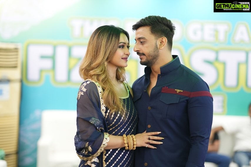 Koushani Mukherjee Instagram - Late Post 🌸Saptami Moments 🌸 With @bonysengupta