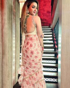 Koushani Mukherjee Instagram - Can you think of a caption ??🤔….