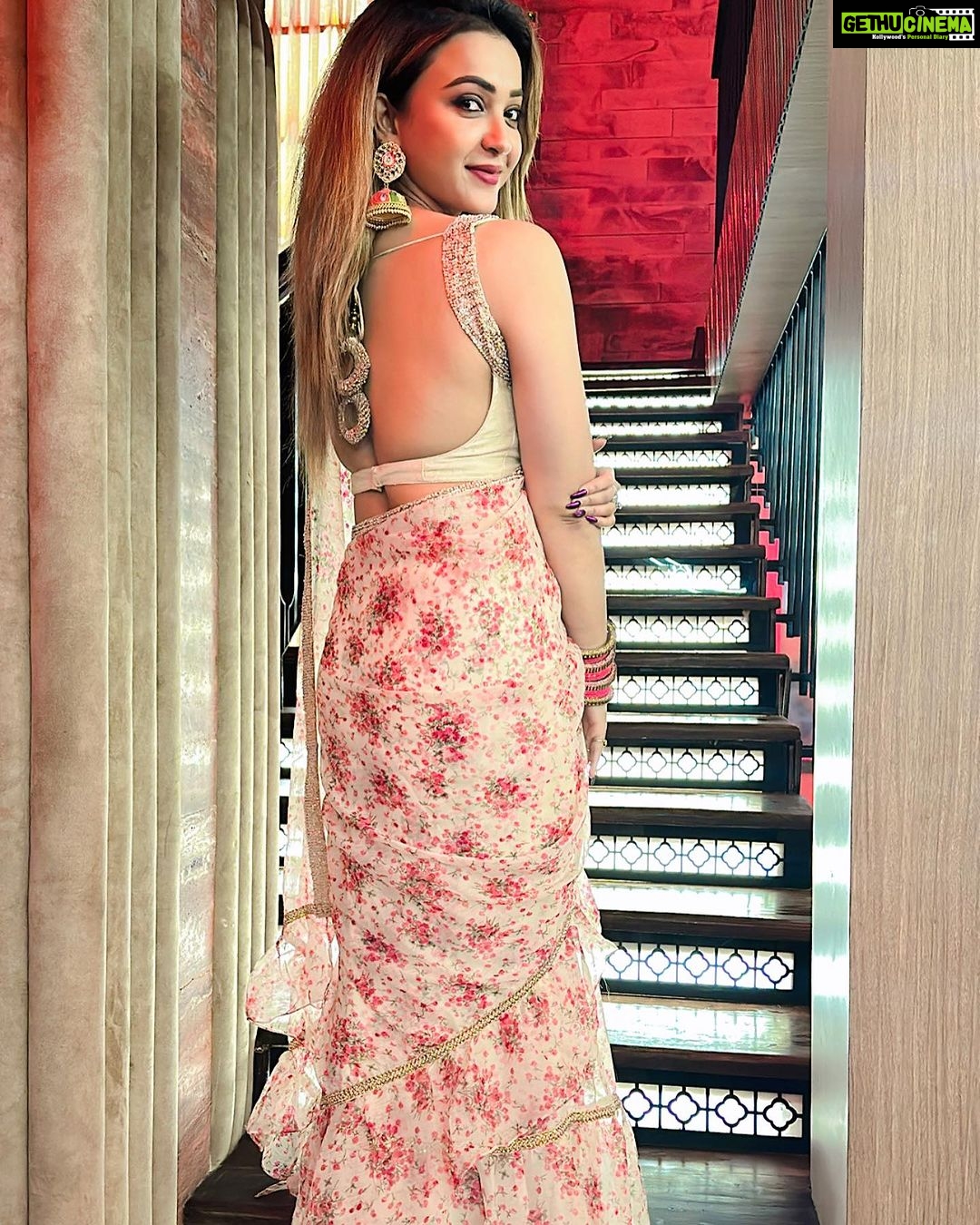 Koushani Mukherjee Instagram - Can you think of a caption ??🤔….