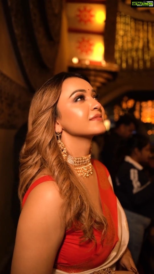 Koushani Mukherjee Instagram - #AD Sarodutsav er anonde mete uthlam Mudiali te, ar mugdho hoye dekhlam - Maa Bolchen! Watch the video till the end to know the exciting surprise awaiting you at Mudiali! #staysafewithlifebuoy