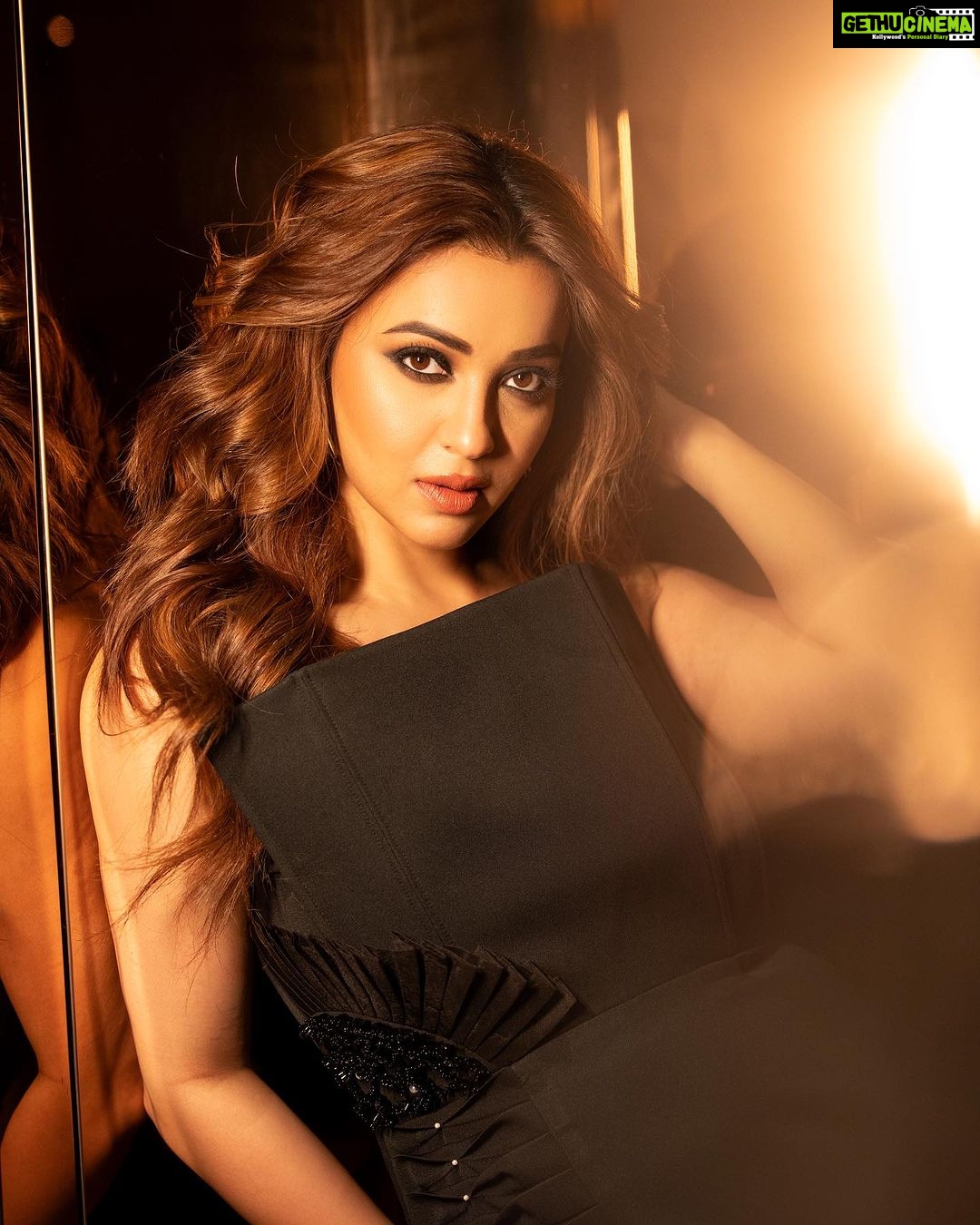 Koushani Mukherjee - 55K Likes - Setting Ur Attention Right
MUA @sahababusona
Hair @ginni_love21
Styling @stylebysumit
@tanideas
Photography @abhinaskarphotography
Location @jwkolkata
Outfit @shiprakarnaniofficial
Jewellery @aurumdesigns