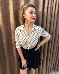 Koushani Mukherjee Instagram - Spreading Some Retro Vibes 🖤🤍

MUA @sahababusona 
Hair  @ginni_love21 
Styling : Yours Truly