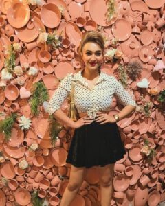 Koushani Mukherjee Instagram - Spreading Some Retro Vibes 🖤🤍

MUA @sahababusona 
Hair  @ginni_love21 
Styling : Yours Truly