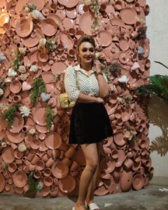 Koushani Mukherjee Instagram - Spreading Some Retro Vibes 🖤🤍

MUA @sahababusona 
Hair  @ginni_love21 
Styling : Yours Truly