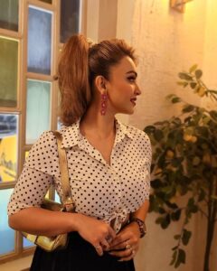 Koushani Mukherjee Instagram - Spreading Some Retro Vibes 🖤🤍

MUA @sahababusona 
Hair  @ginni_love21 
Styling : Yours Truly