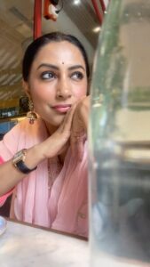 Kranti Redkar Instagram - O RE SAIYAAN RE . Have you ever felt this for someone ? I feel this every time I see him . That flutter in the heart is real . There is always this one person who sweeps you off your feet 😍 @swankhede.irs ..