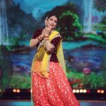 Kranti Redkar Instagram - My most favourite #radhakrishna portrayed in the most iconic song Mohe Rang Do Laal. Thanking my guru Sau @soniaparchure and our @sharayu_nritya_kalamandir for always imbibing in us the right values and insisting us always to be true to our art,and also, encouraging us on performing Kathak whenever we can. #immensegratitude . Do watch #dholkichyatalawar Grand finale Tonight at 8pm. Styling by @saileerajpurenagane Costume by @nakshi.anjali Jweller by @sorayaajewels_ Hair by @sonali20_official clik by @hdmomentz.in Make-up : @khanolkar.r Costume Assistant : @manepriyanka85 #love #dance #reality #show #fun #friends #kathak #radhakrishna