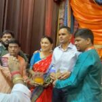 Kranti Redkar Instagram - महसूल गुप्तचर संचालनालय अधिकारी माननीय श्री समीर वानखेड़े सर व त्यांची पत्नी अभिनेत्री क्रांति रेडकर यांनी मुंबईच्या राजाच्या चरणी दिली भेट. . . . #ganeshgalli #mumbaicharaja Lalbaug Sarvajanik Utsav Mandal [Mumbaicha Raja], Ganesh Galli