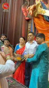 Kranti Redkar Instagram - महसूल गुप्तचर संचालनालय अधिकारी माननीय श्री समीर वानखेड़े सर व त्यांची पत्नी अभिनेत्री क्रांति रेडकर यांनी मुंबईच्या राजाच्या चरणी दिली भेट. . . . #ganeshgalli #mumbaicharaja Lalbaug Sarvajanik Utsav Mandal [Mumbaicha Raja], Ganesh Galli
