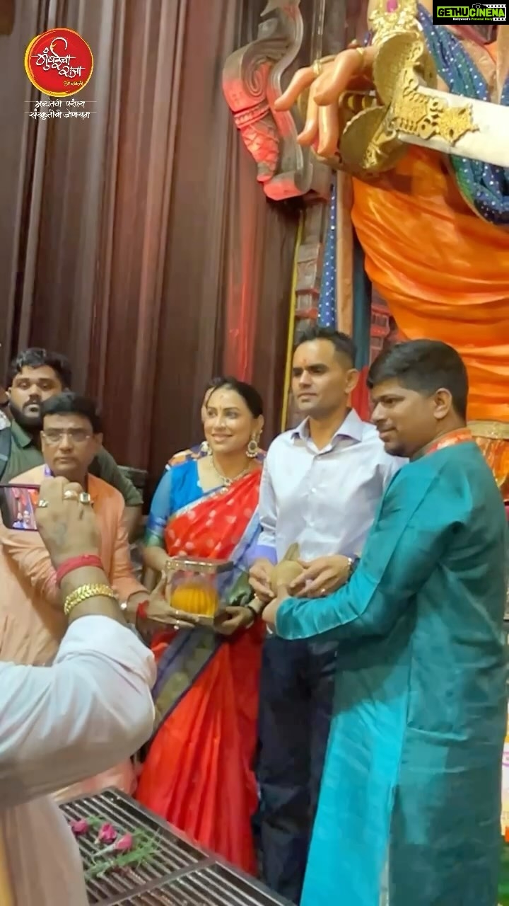 Kranti Redkar - 65.9K Likes - महसूल गुप्तचर संचालनालय अधिकारी माननीय श्री समीर वानखेड़े सर व त्यांची पत्नी अभिनेत्री क्रांति रेडकर यांनी मुंबईच्या राजाच्या चरणी दिली भेट.
.
.
.
#ganeshgalli #mumbaicharaja