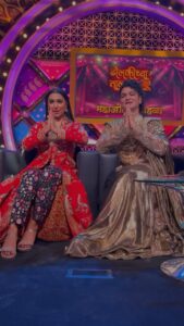 Kranti Redkar Instagram - We had to perform on this everlasting melody.  Bahon mein chale aao is evergreen . Hope you like this one too. Thank you again for all the love and appreciation you always shower on me and @ashishpatil_the_lavniking .

Thank you @abhijitpanse for the guest appearance. 

Watch dholki chya talawar Grand Finale , this Sunday only on @colorsmarathi .

Reel shot by @durrao