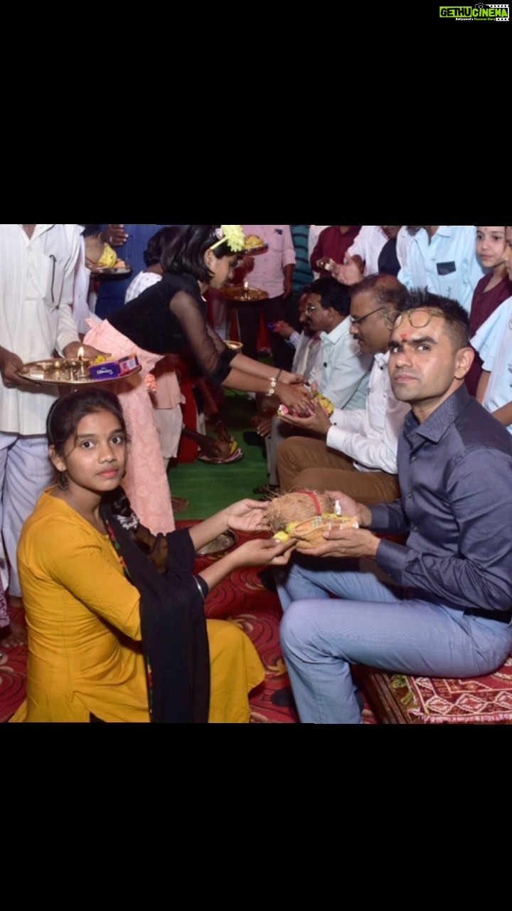 Kranti Redkar Instagram - Celebrating Bhaubeej with the beautiful girls of Shri Gajanan Maharaj paduka Sansthan was quite an emotional experience . Being a brother to the girls who have no one. It comes with a responsibility. Responsibility to be there for them in every situation and for life ❤️