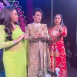 Kranti Redkar Instagram - #breakingnews on the sets of #dholkichyatalawar @ashishpatil_the_lavniking is a cheater” 😂😂😂asa naara lavlay @kranti_redkar ne hya reel madhe …. Sorry baby but couldn’t help it ..all this while to see you both of you doing reels was simply heartbreaking 🤣🤣🤣🤣 Thankyou @abhijitpanse for putting the “tikhat meeth” here Reel conceptualised by @kranti_redkar (ofcourse) her wit is unmatched Enjoy 😉 #amrutakhanvilkar #krantiredkar #ashishpatil #abhijeetpanse #justforfun #friends