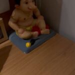 Kranti Redkar Instagram - Amchya ghari ganpati basat nahit. Pan lahan mulanchi ani Ganu chi maitri kahi aurach aste.. hi murti mala @nehapatil1507 ne gift keli hoti during #dholki shoot. Ani chabil godot cha toh khaas mitra zhalai, tyanchya ayushyaatla ek avibhajya ghatak.. 🙏🙏🙏🙏🙏 Ganpati Bappa Morya . Tumha Sarwanna Ganesh Chaturthi Chya Shubhecha.